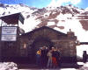 En la puerta del albergue del Ej�rcito, Puente del Inca, Mendoza, viaje Medio
