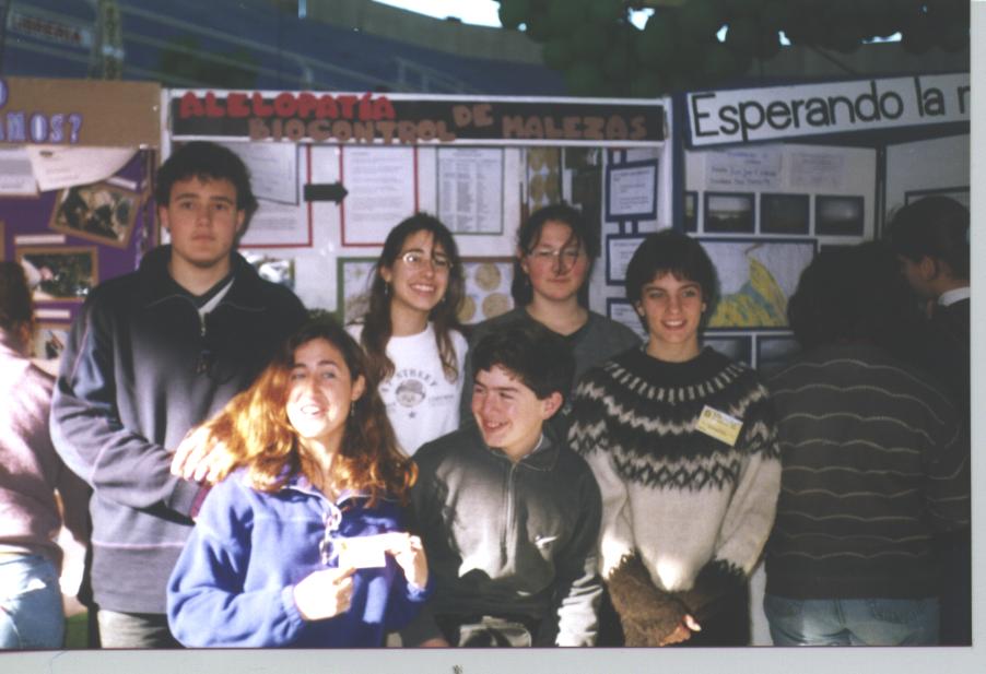 Facu, Naty, Ariel, Noelia, Ana y yo, en el stand de Alelopat�as.