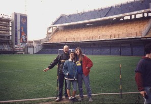 Pap�, Meli y yo, en el campo de juego de Boca...