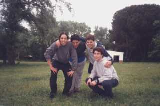 la mejor foto de todas, con pogi, mariano y martin en ventana