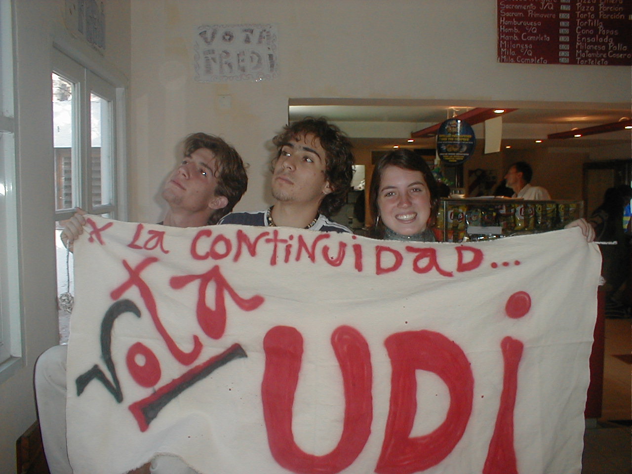 haciendo campa&ntilde;a, con la banderita de UDI