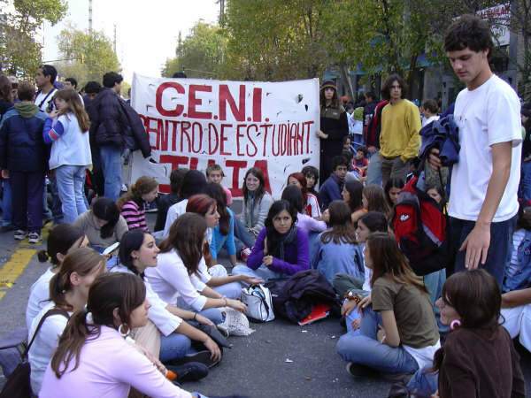 agrupados con la bandera del ceni