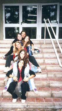 las seis en las escaleras el cole