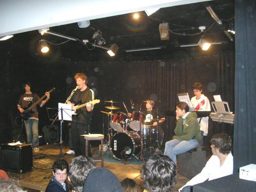 Con la bandita en arte joven